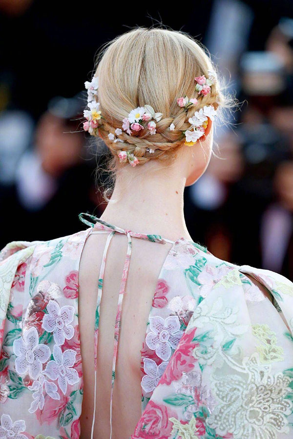 Elle Fanning tiết lộ bị ngất xỉu khi xiết mình trong chiếc váy của Prada, sự việc chính là lời cảnh tỉnh cho nhiều chị em!