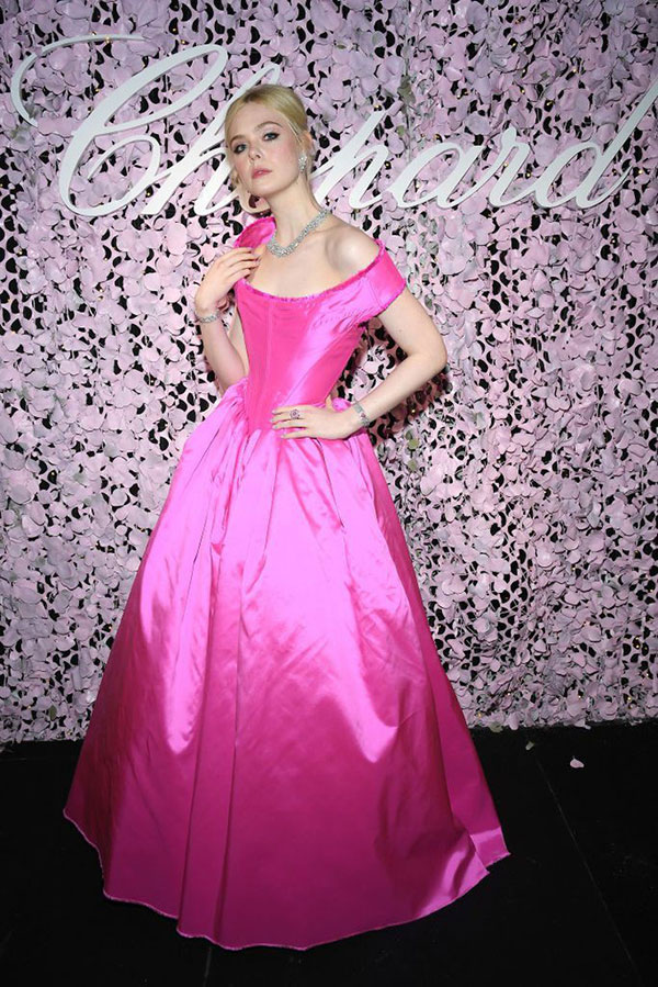 Elle Fanning tiết lộ bị ngất xỉu khi xiết mình trong chiếc váy của Prada, sự việc chính là lời cảnh tỉnh cho nhiều chị em!