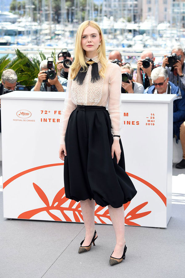 Elle Fanning tiết lộ bị ngất xỉu khi xiết mình trong chiếc váy của Prada, sự việc chính là lời cảnh tỉnh cho nhiều chị em!