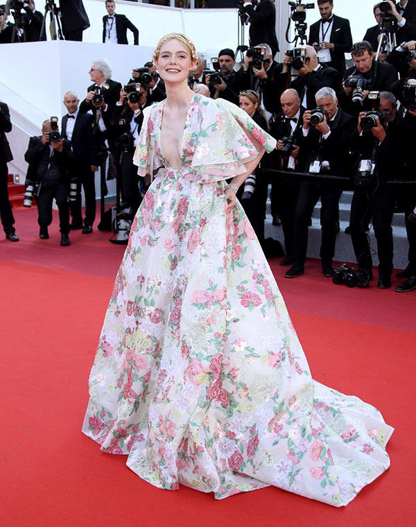 Elle Fanning tiết lộ bị ngất xỉu khi xiết mình trong chiếc váy của Prada, sự việc chính là lời cảnh tỉnh cho nhiều chị em! - 6 Elle Fanning tiết lộ bị ngất xỉu khi xiết mình trong chiếc váy của Prada, sự việc chính là lời cảnh tỉnh cho nhiều chị em! - 6