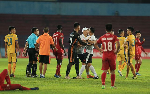 Sau đốt pháo sáng, CĐV Hải Phòng lại khiến đội bóng chịu án phạt vì tấn công và lăng mạ trọng tài