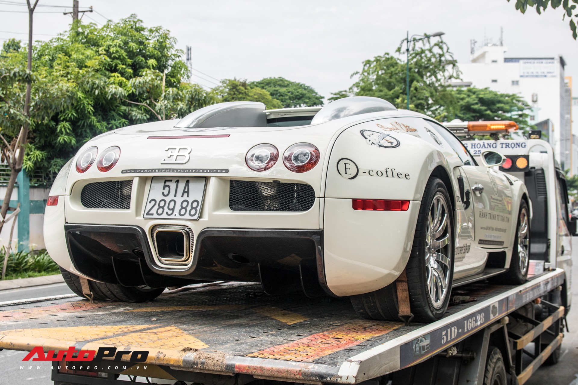 Tóm gọn Bugatti Veyron 16.4 của ông Đặng Lê Nguyên Vũ đi đăng kiểm