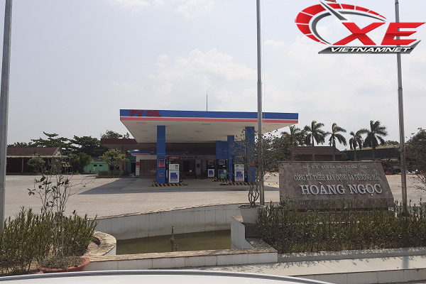 Đổ 60 lít dầu, bán tải Nissan Navara chết luôn máy