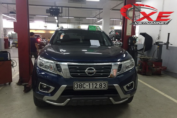 Đổ 60 lít dầu, bán tải Nissan Navara chết luôn máy
