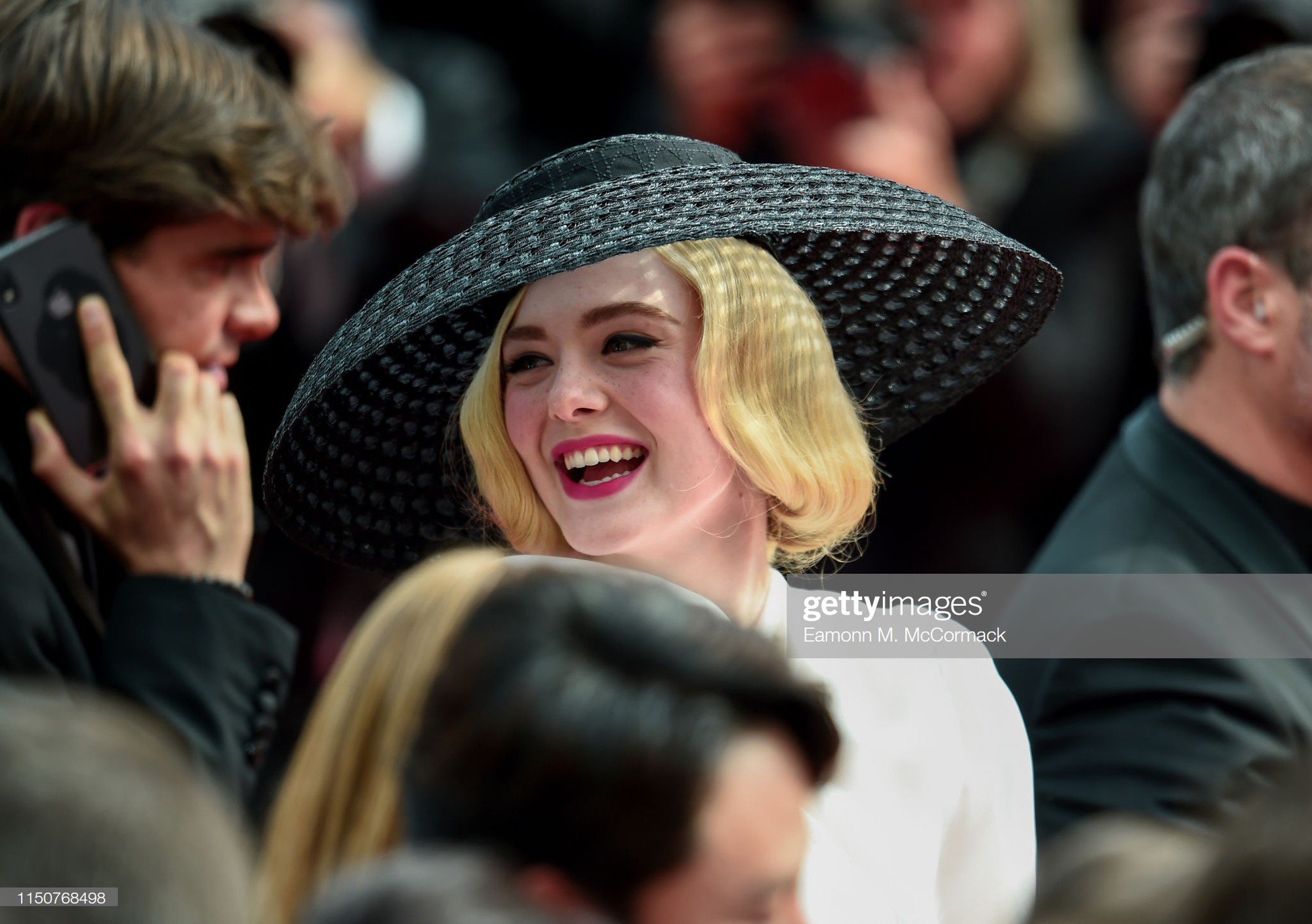 Thảm đỏ Cannes nóng lên từng phút: Brad Pitt - Leonardo lịch lãm ná thở, Chương Tử Di khoe vòng một giành spotlight