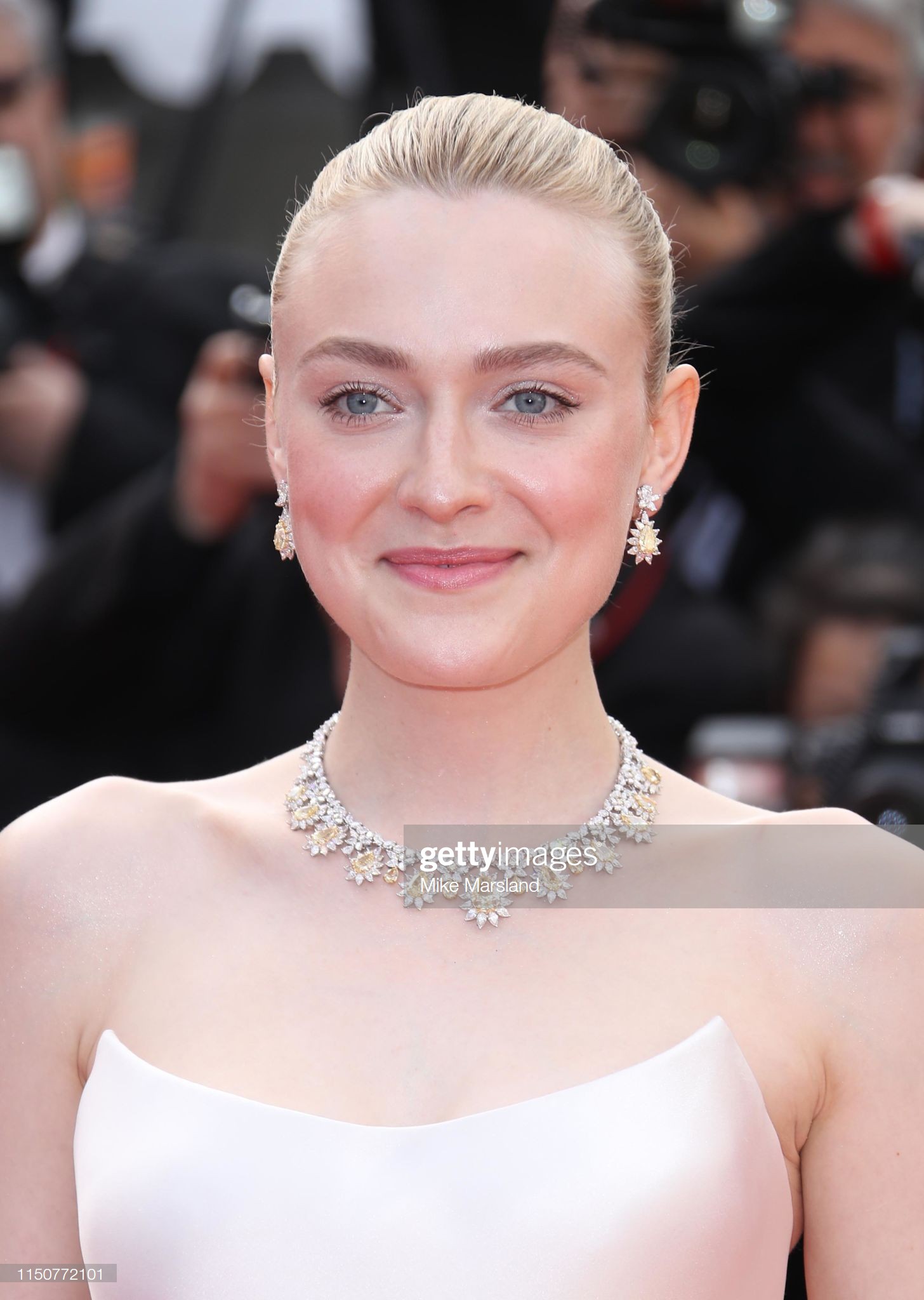 Thảm đỏ Cannes nóng lên từng phút: Brad Pitt - Leonardo lịch lãm ná thở, Chương Tử Di khoe vòng một giành spotlight