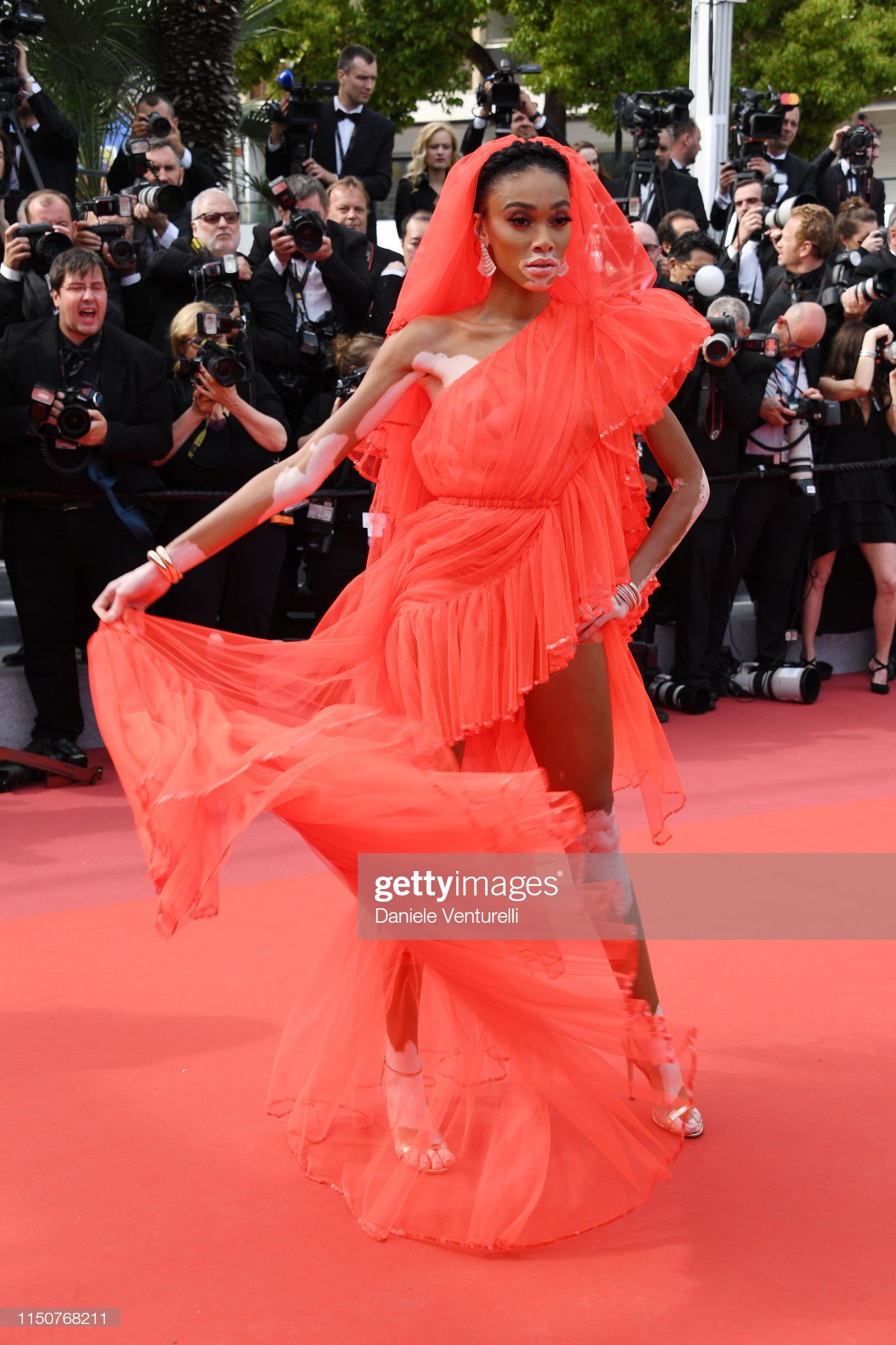 Thảm đỏ Cannes nóng lên từng phút: Brad Pitt - Leonardo lịch lãm ná thở, Chương Tử Di khoe vòng một giành spotlight