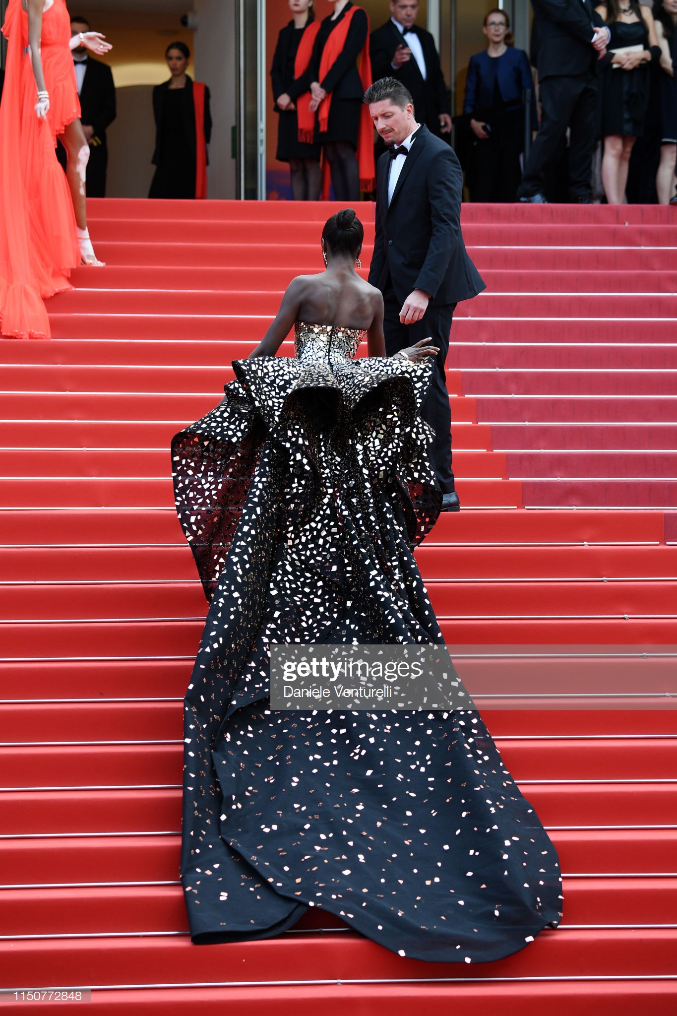 Thảm đỏ Cannes nóng lên từng phút: Brad Pitt - Leonardo lịch lãm ná thở, Chương Tử Di khoe vòng một giành spotlight