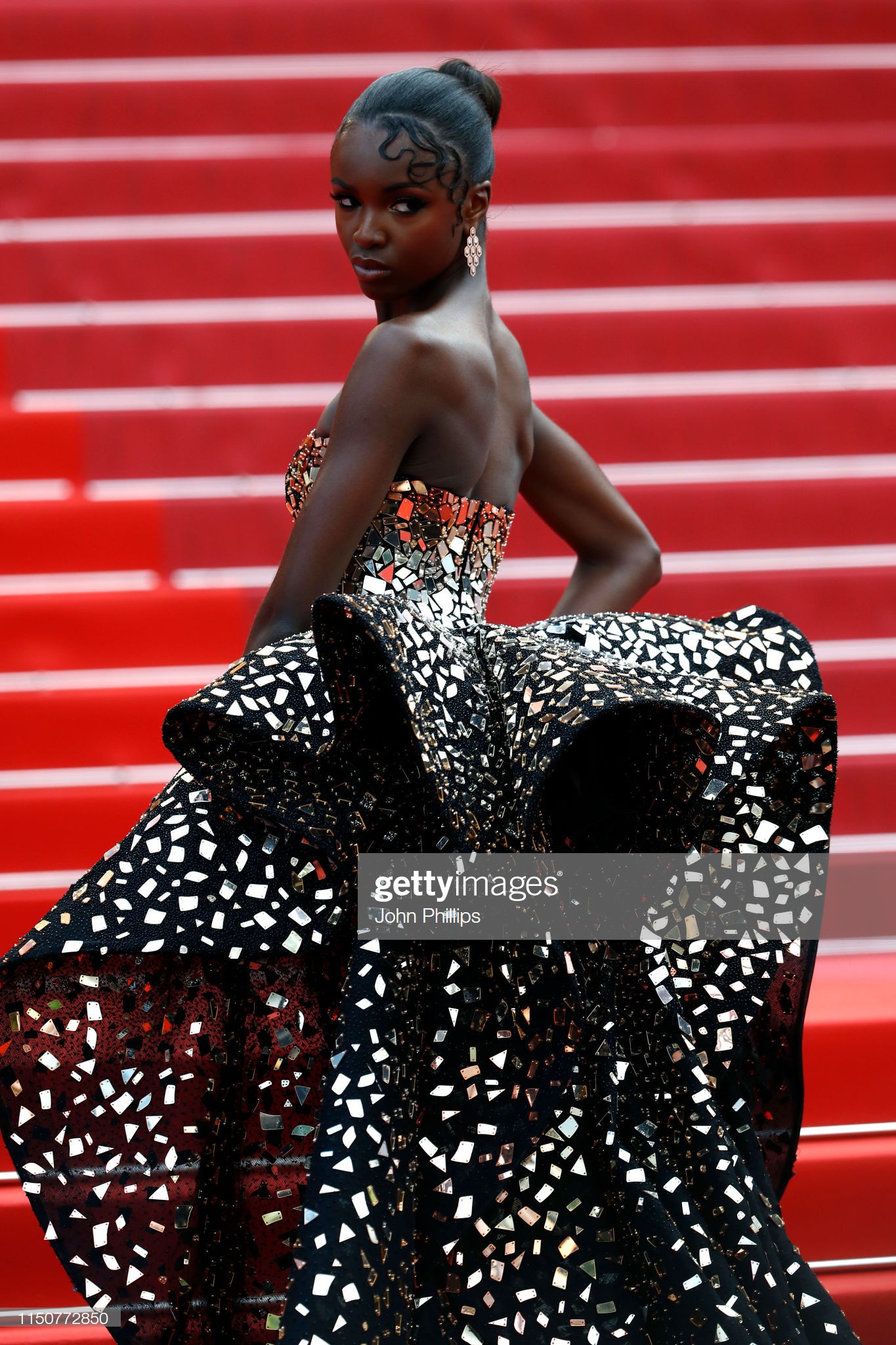 Thảm đỏ Cannes nóng lên từng phút: Brad Pitt - Leonardo lịch lãm ná thở, Chương Tử Di khoe vòng một giành spotlight