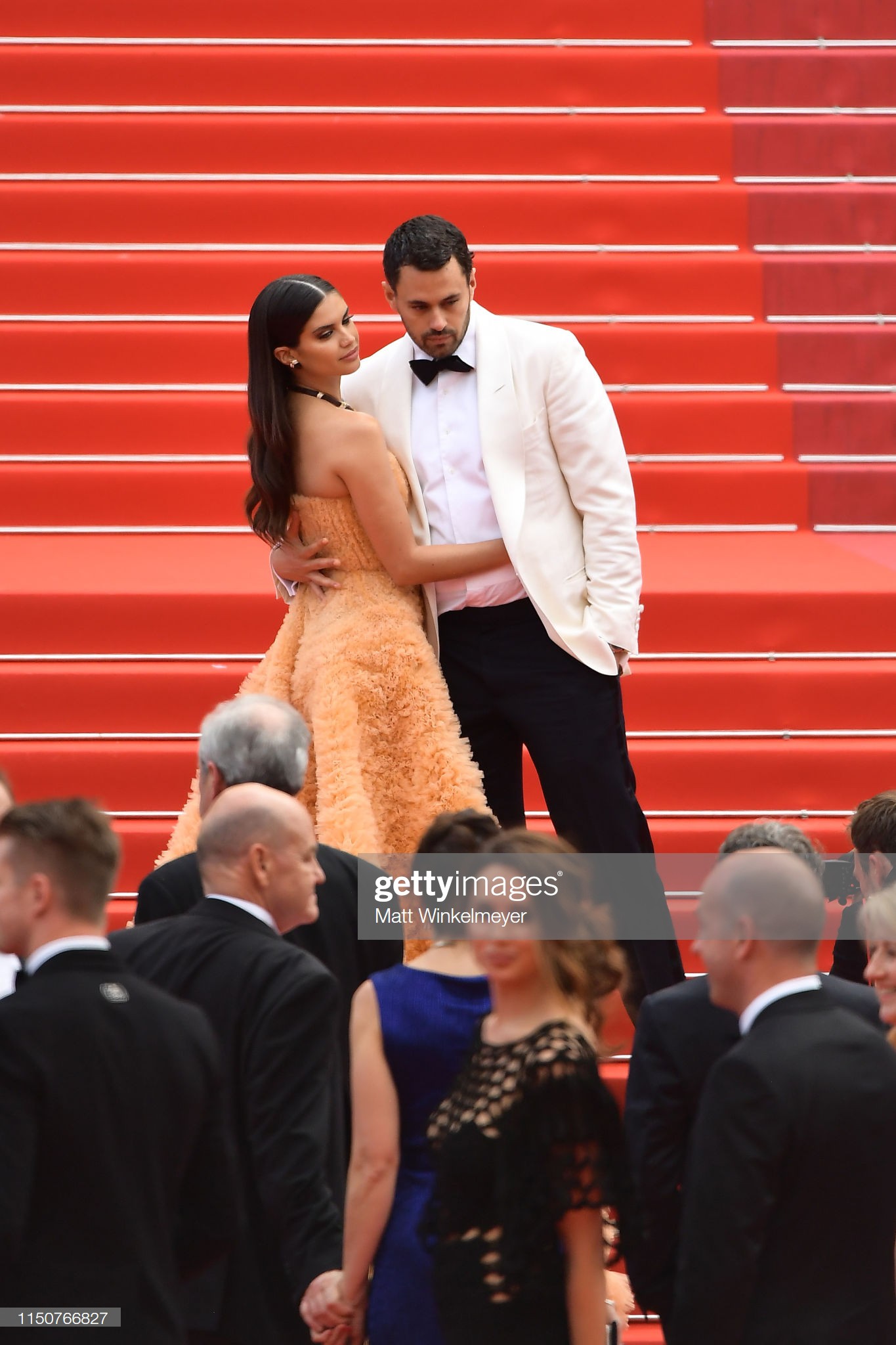 Thảm đỏ Cannes nóng lên từng phút: Brad Pitt - Leonardo lịch lãm ná thở, Chương Tử Di khoe vòng một giành spotlight