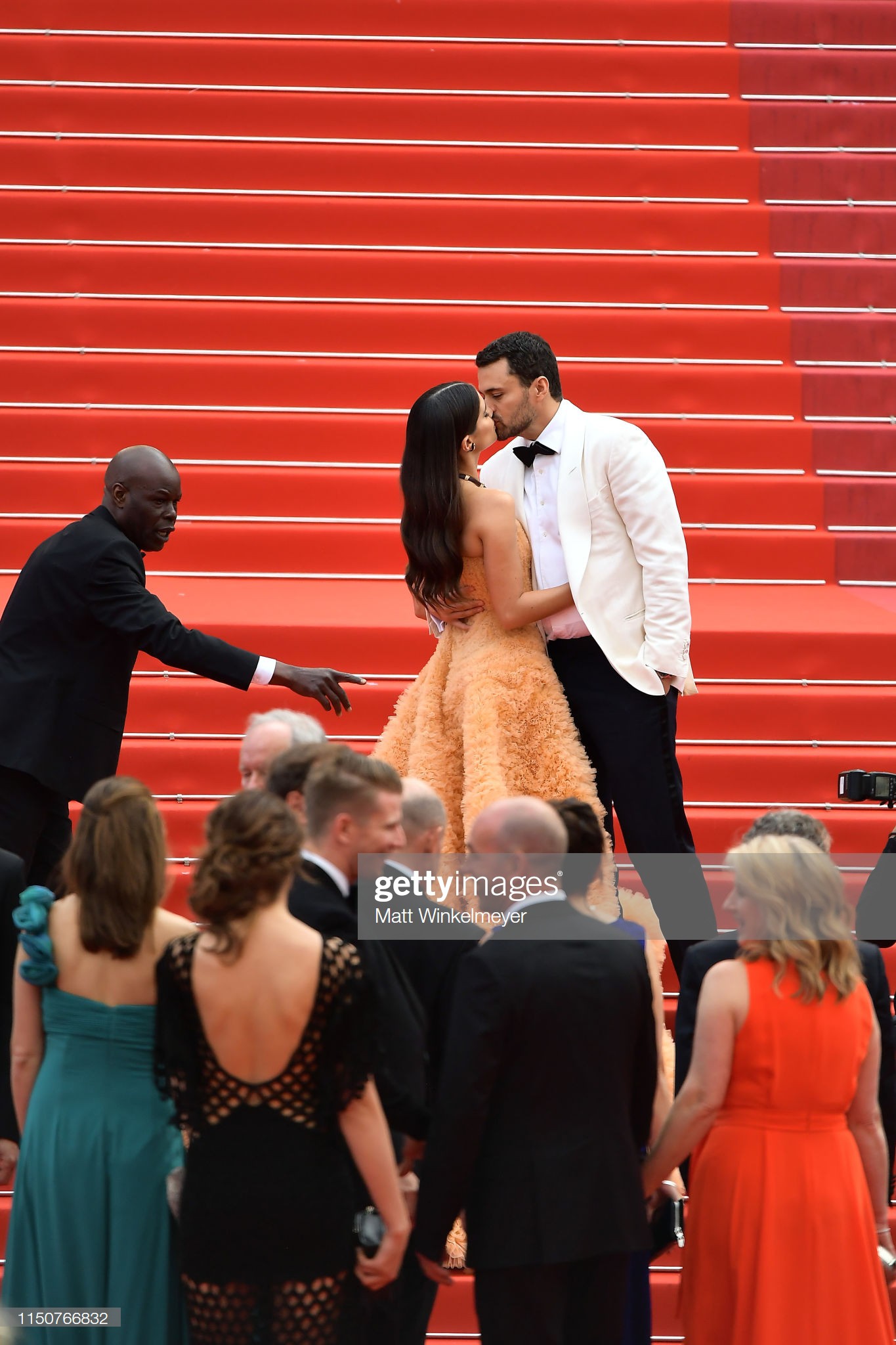 Thảm đỏ Cannes nóng lên từng phút: Brad Pitt - Leonardo lịch lãm ná thở, Chương Tử Di khoe vòng một giành spotlight