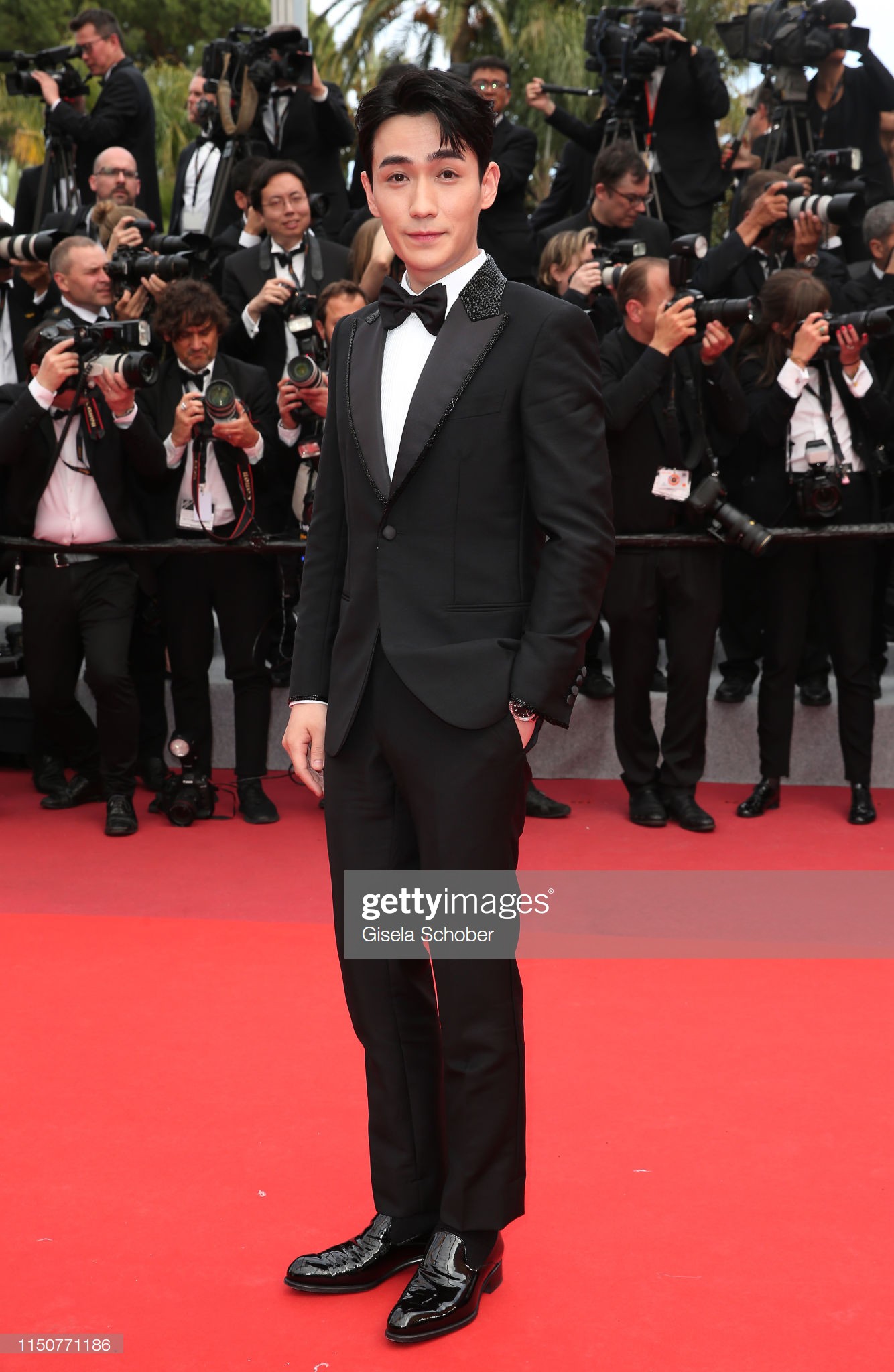 Thảm đỏ Cannes nóng lên từng phút: Brad Pitt - Leonardo lịch lãm ná thở, Chương Tử Di khoe vòng một giành spotlight