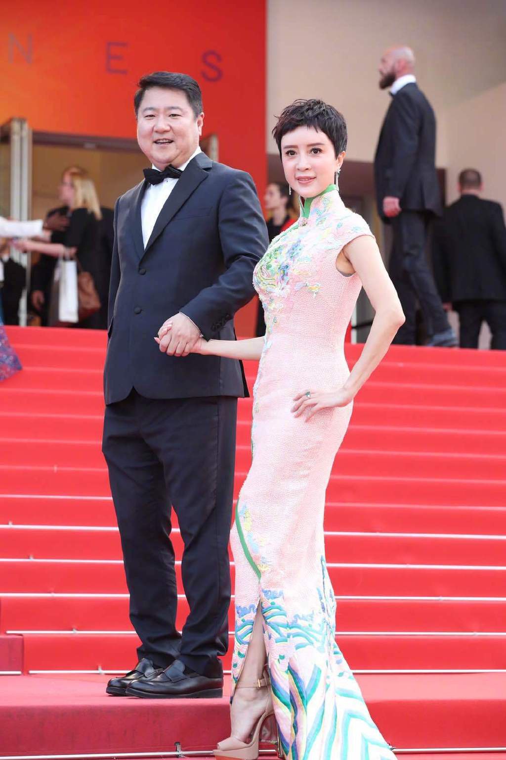 Thảm đỏ Cannes nóng lên từng phút: Brad Pitt - Leonardo lịch lãm ná thở, Chương Tử Di khoe vòng một giành spotlight