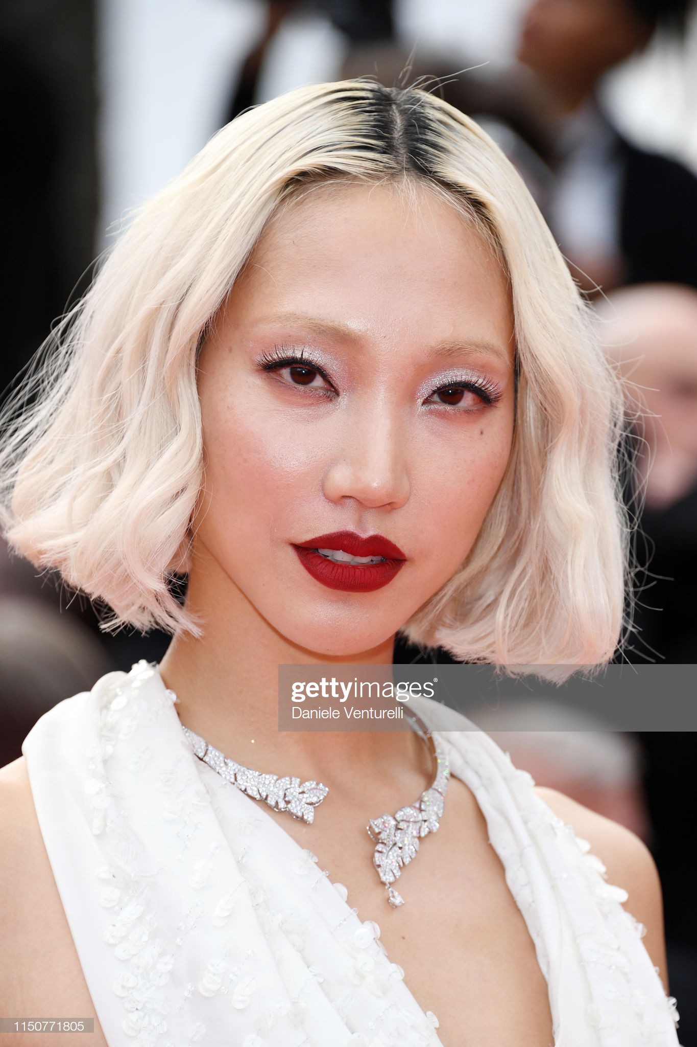 Thảm đỏ Cannes nóng lên từng phút: Brad Pitt - Leonardo lịch lãm ná thở, Chương Tử Di khoe vòng một giành spotlight