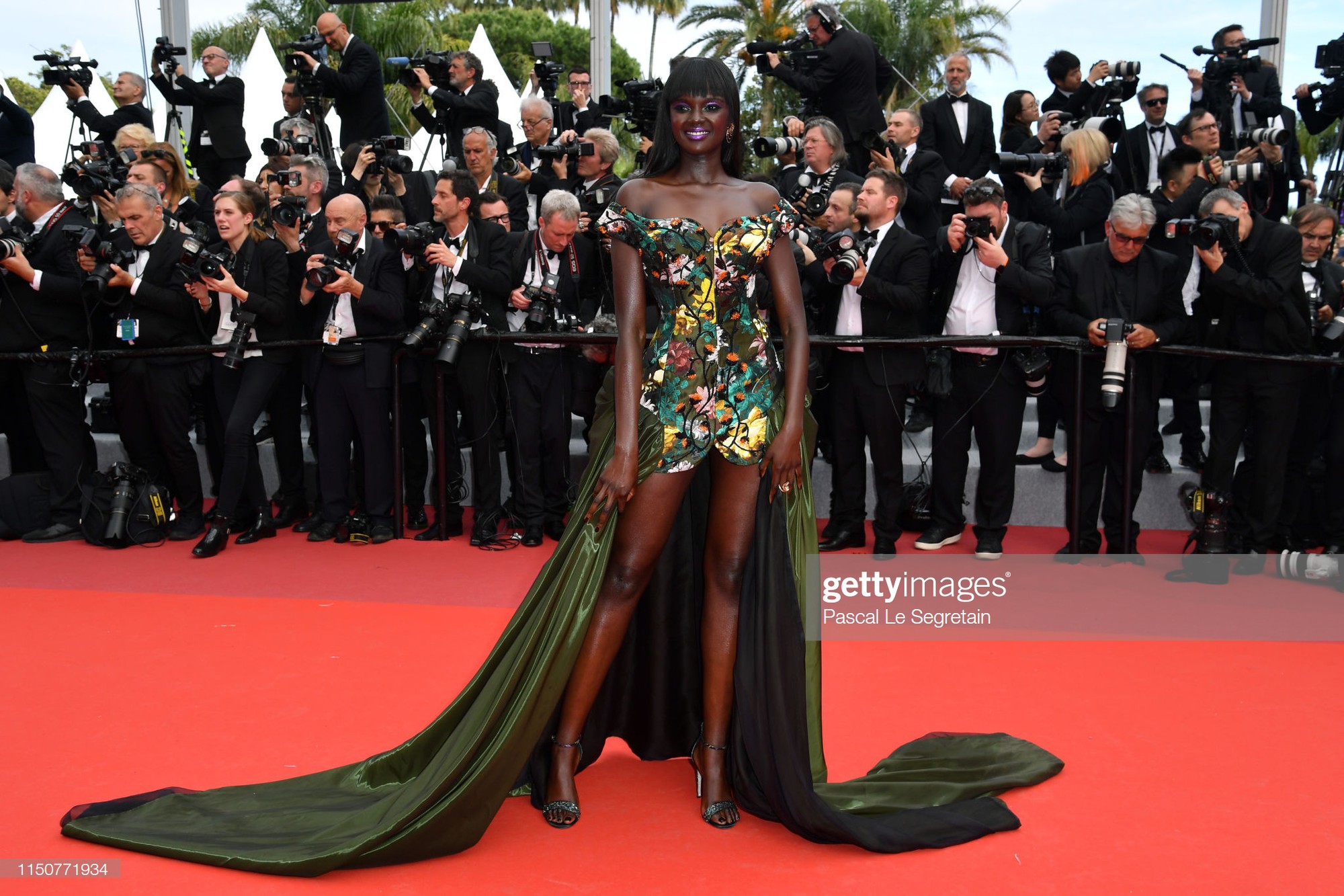 Thảm đỏ Cannes nóng lên từng phút: Brad Pitt - Leonardo lịch lãm ná thở, Chương Tử Di khoe vòng một giành spotlight