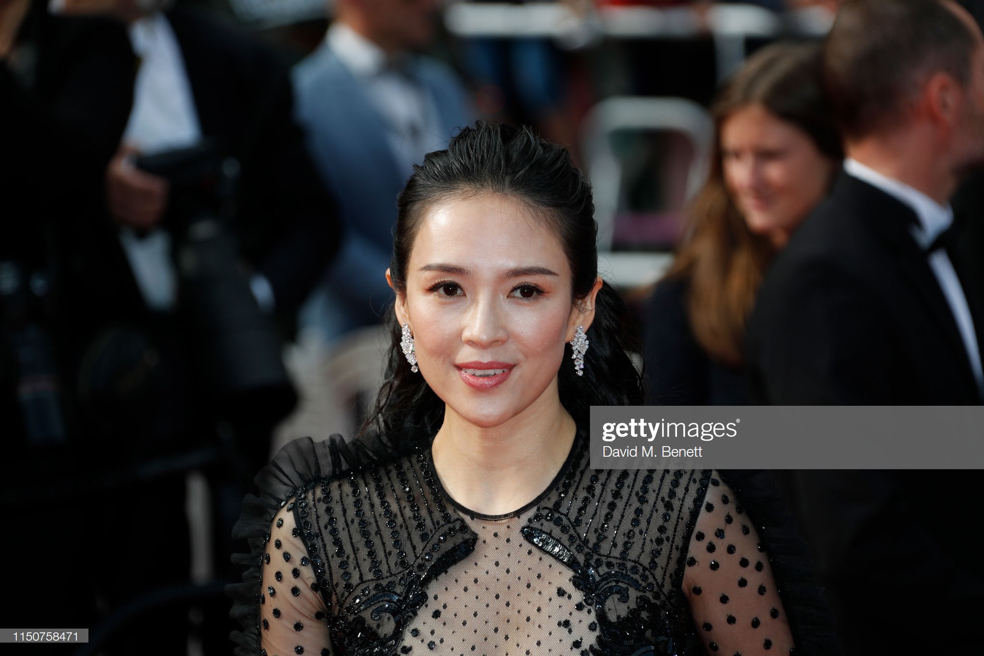 Thảm đỏ Cannes nóng lên từng phút: Brad Pitt - Leonardo lịch lãm ná thở, Chương Tử Di khoe vòng một giành spotlight