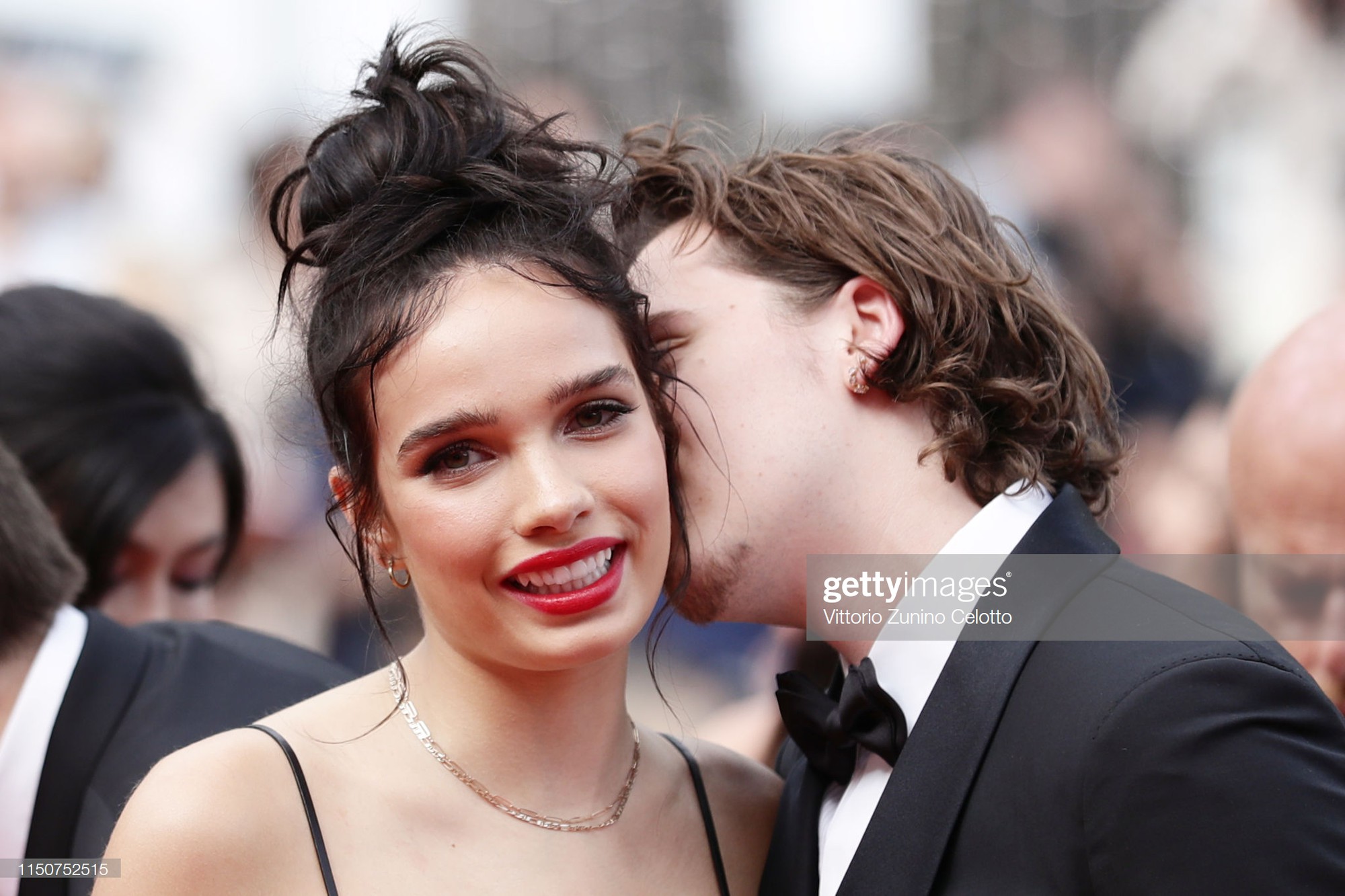 Thảm đỏ Cannes nóng lên từng phút: Brad Pitt - Leonardo lịch lãm ná thở, Chương Tử Di khoe vòng một giành spotlight