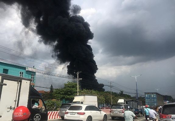 Hiện trường vụ cháy công ty ở Bình Dương: Lửa khói cuồn cuộn cao hàng chục mét