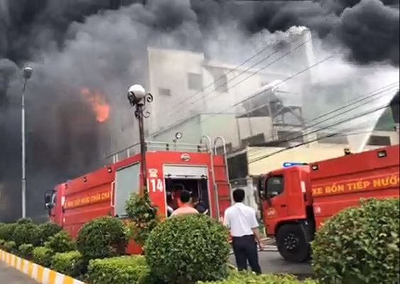 Hiện trường vụ cháy công ty ở Bình Dương: Lửa khói cuồn cuộn cao hàng chục mét