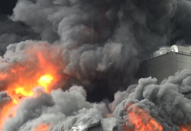 Hiện trường vụ cháy công ty ở Bình Dương: Lửa khói cuồn cuộn cao hàng chục mét