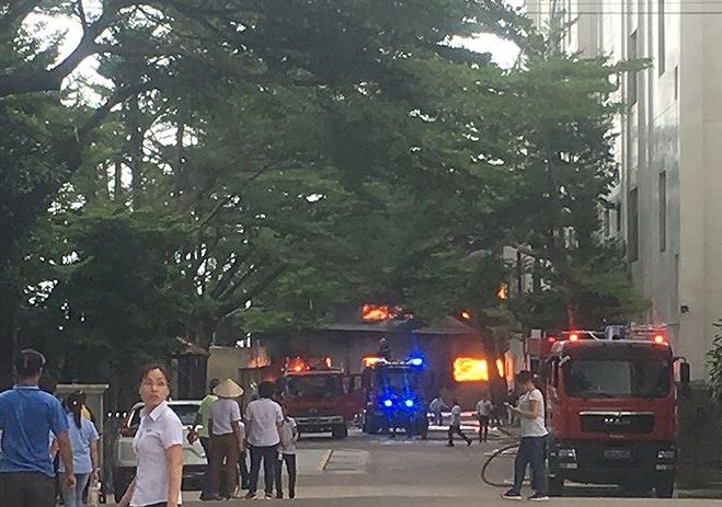 Hiện trường vụ cháy công ty ở Bình Dương: Lửa khói cuồn cuộn cao hàng chục mét