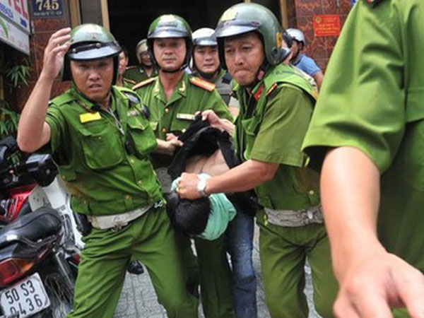 Nhóm nam nữ dùng gạch đá tấn công khiến Thượng uý và Thiếu uý công an nhập viện