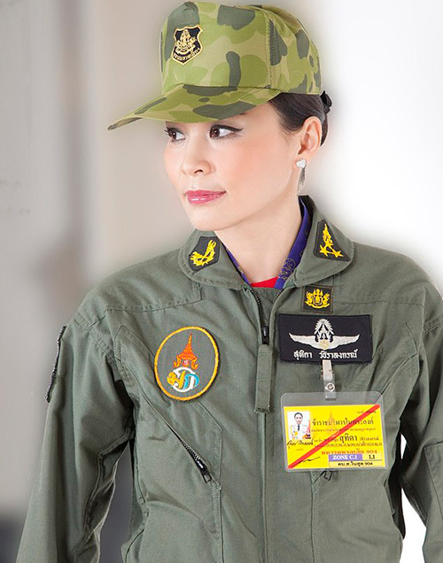 Thái Lan tung bộ ảnh Hoàng hậu trong 20 trang phục