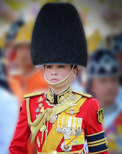 Thái Lan tung bộ ảnh Hoàng hậu trong 20 trang phục