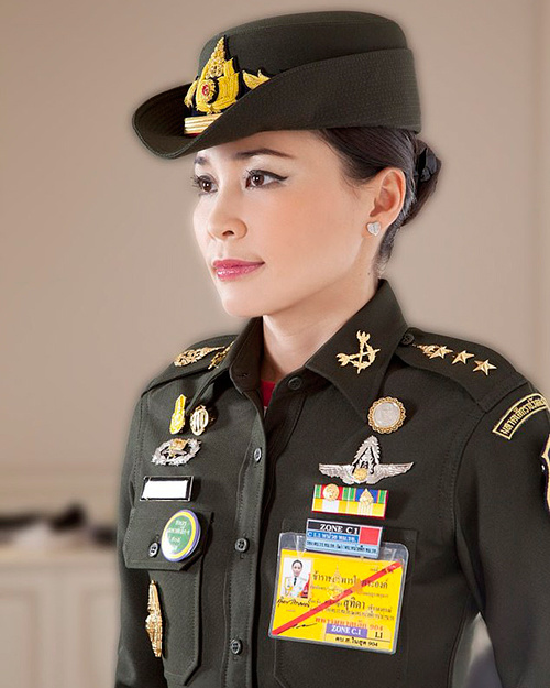 Thái Lan tung bộ ảnh Hoàng hậu trong 20 trang phục