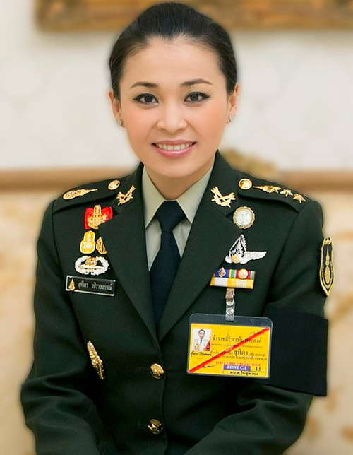 Thái Lan tung bộ ảnh Hoàng hậu trong 20 trang phục