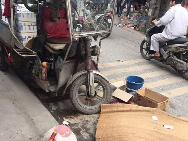 Va chạm, người đàn ông đi xe máy bị xe 3 bánh lật nghiêng đè tử vong