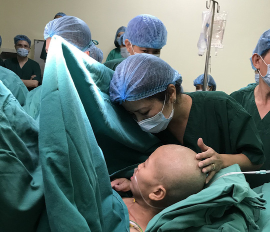 Bác sĩ trào nước mắt đón bé trai từ người mẹ bị ung thư vú giai đoạn cuối - 2 Bác sĩ trào nước mắt đón bé trai từ người mẹ bị ung thư vú giai đoạn cuối - 2