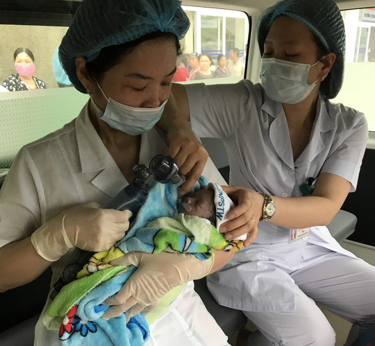Bác sĩ trào nước mắt đón bé trai từ người mẹ bị ung thư vú giai đoạn cuối - 3 Bác sĩ trào nước mắt đón bé trai từ người mẹ bị ung thư vú giai đoạn cuối - 3