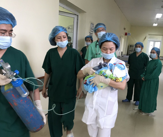 Bác sĩ trào nước mắt đón bé trai từ người mẹ bị ung thư vú giai đoạn cuối Bác sĩ trào nước mắt đón bé trai từ người mẹ bị ung thư vú giai đoạn cuối