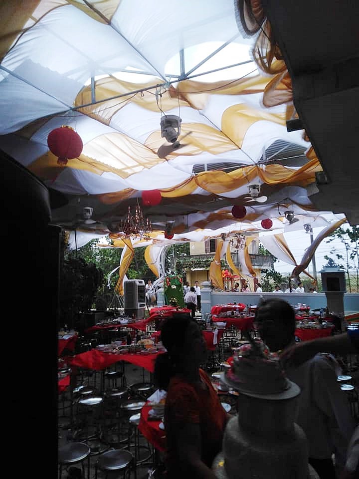 Thương cảm cho gia đình dựng rạp cưới bày cỗ tươm tất, khách chưa kịp đến ăn thì gió lốc cuốn bay cả rạp