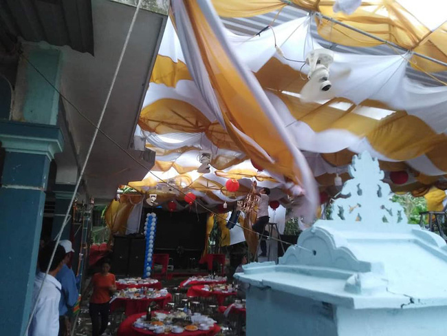 Thương cảm cho gia đình dựng rạp cưới bày cỗ tươm tất, khách chưa kịp đến ăn thì gió lốc cuốn bay cả rạp
