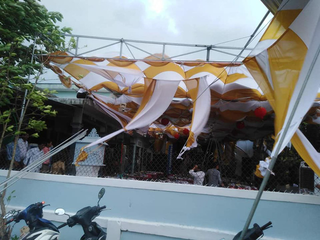 Thương cảm cho gia đình dựng rạp cưới bày cỗ tươm tất, khách chưa kịp đến ăn thì gió lốc cuốn bay cả rạp