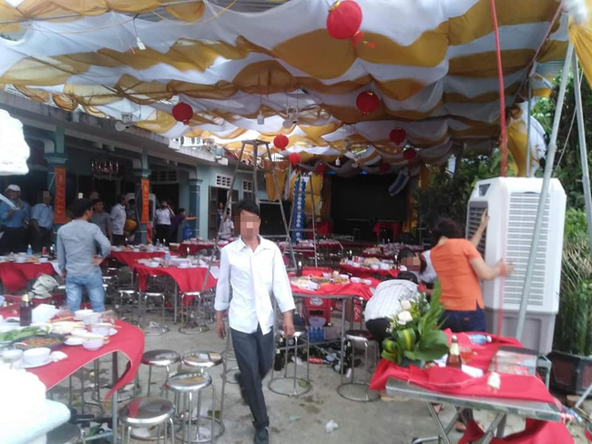 Thương cảm cho gia đình dựng rạp cưới bày cỗ tươm tất, khách chưa kịp đến ăn thì gió lốc cuốn bay cả rạp
