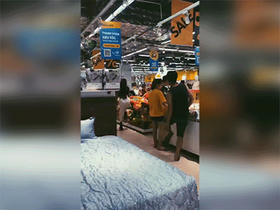 Khi bạn vô duyên nhưng lại nghĩ mình hài hước: Gái xinh vô tư nằm lên giường mẫu trong siêu thị, lấy thùng rác đội lên đầu, còn nằm hẳn ra sàn như ở nhà