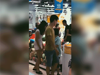 Khi bạn vô duyên nhưng lại nghĩ mình hài hước: Gái xinh vô tư nằm lên giường mẫu trong siêu thị, lấy thùng rác đội lên đầu, còn nằm hẳn ra sàn như ở nhà