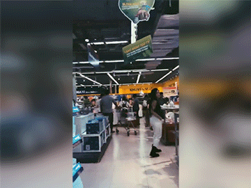 Khi bạn vô duyên nhưng lại nghĩ mình hài hước: Gái xinh vô tư nằm lên giường mẫu trong siêu thị, lấy thùng rác đội lên đầu, còn nằm hẳn ra sàn như ở nhà