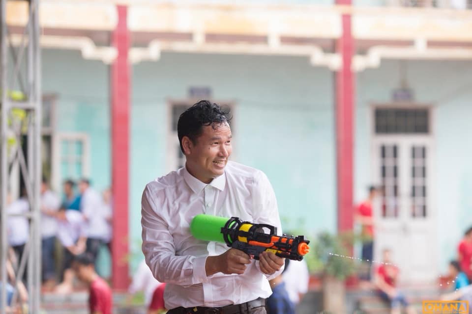 Nhìn thầy giáo nhà người ta chịu chơi, chấp nhận bị đổ nước khăp người để quẩy với học trò ngày bế giảng thế này, bạn có ghen tị không?