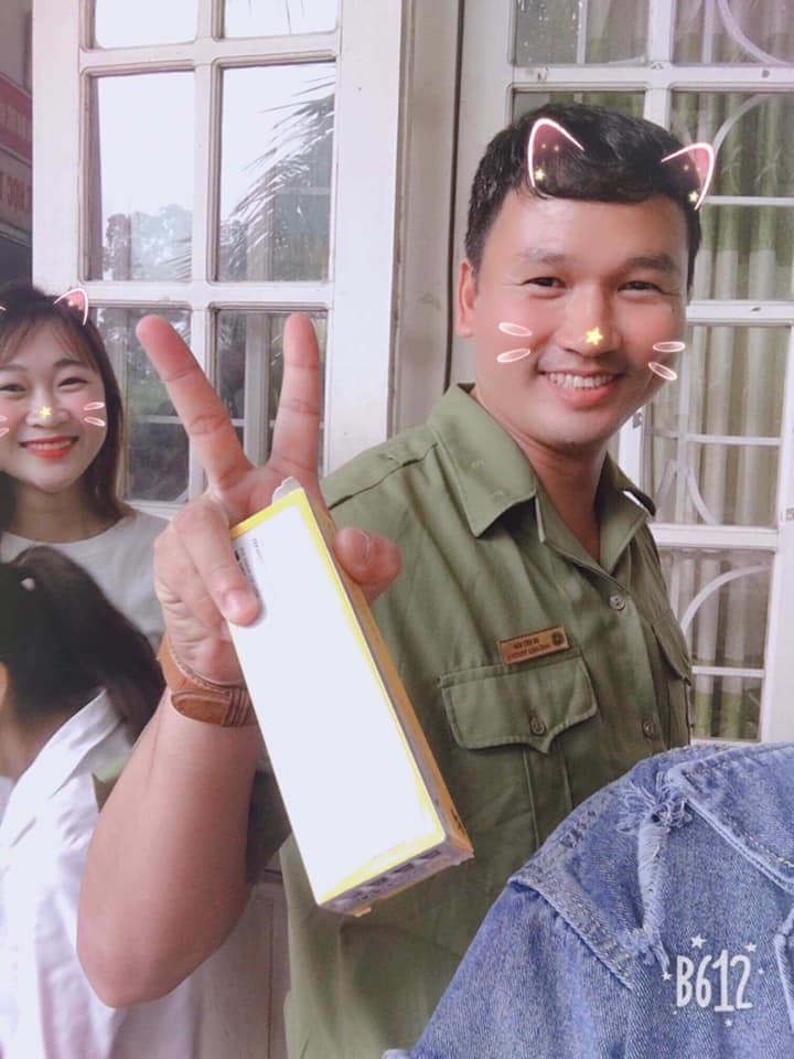 Nhìn thầy giáo nhà người ta chịu chơi, chấp nhận bị đổ nước khăp người để quẩy với học trò ngày bế giảng thế này, bạn có ghen tị không?