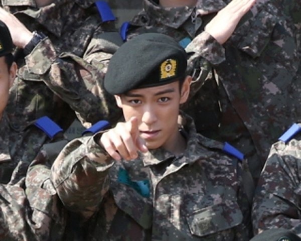 T.O.P (Big Bang) được xuất ngũ sớm hẳn 1 tháng, dân mạng thắc mắc: Một công dân bình thường có thể rút ngắn thời gian xuất ngũ bằng cách hút cần sa không nhỉ?