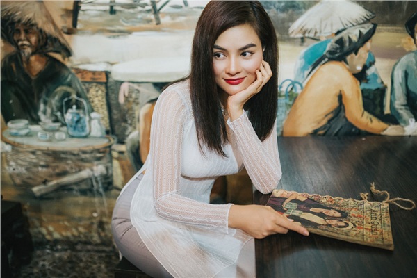 Siêu mẫu Vũ Thu Phương chỉ trích Ngọc Trinh làm nhục quốc thể, ông bầu Vũ Khắc Tiệp vào bênh rồi bị dập tơi tả