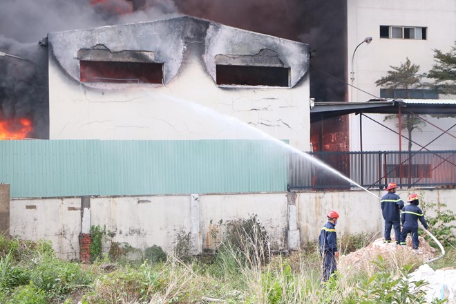 Bình Dương: Cháy lớn ở nhà xưởng 1.000m2 của công ty sản xuất băng keo