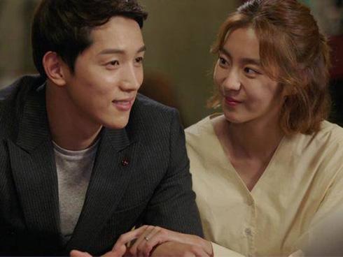 Chết sững nhận ra chú rể trong đám cưới đồng nghiệp chính là chồng mình