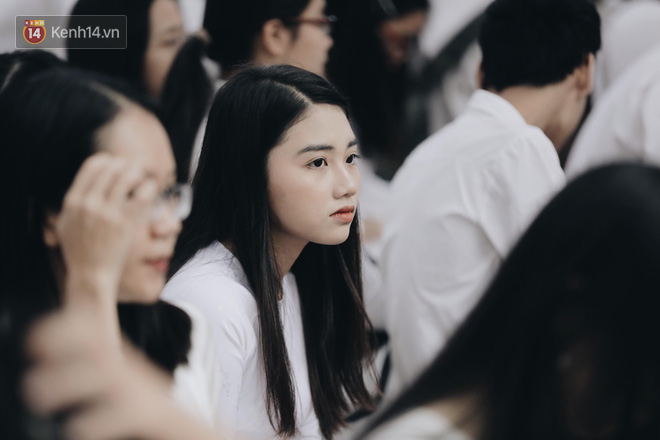 Đặc sản mùa bế giảng: Con gái Hà Nội chỉ cần diện áo dài trắng thôi là xinh hết phần người khác rồi!