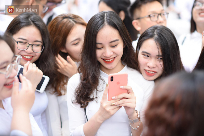 Đặc sản mùa bế giảng: Con gái Hà Nội chỉ cần diện áo dài trắng thôi là xinh hết phần người khác rồi! - 10 Đặc sản mùa bế giảng: Con gái Hà Nội chỉ cần diện áo dài trắng thôi là xinh hết phần người khác rồi! - 10