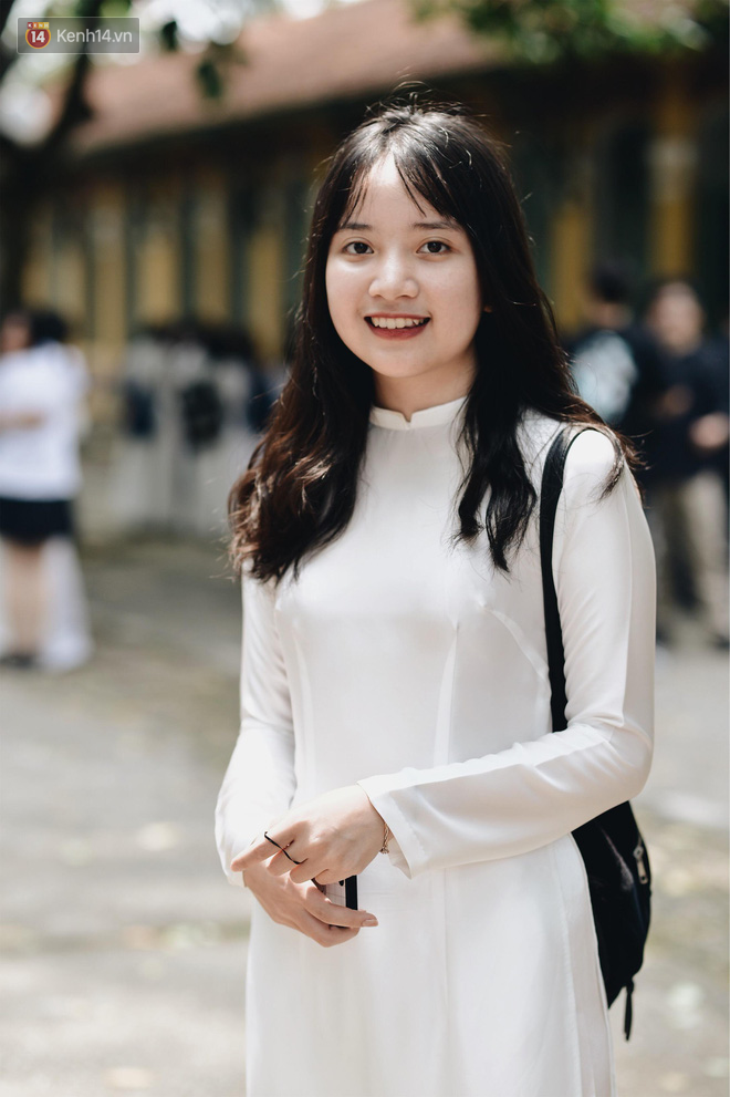 Đặc sản mùa bế giảng: Con gái Hà Nội chỉ cần diện áo dài trắng thôi là xinh hết phần người khác rồi! - 13 Đặc sản mùa bế giảng: Con gái Hà Nội chỉ cần diện áo dài trắng thôi là xinh hết phần người khác rồi! - 13